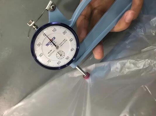 فيلم HDPE مثقوب حرارية 7 ميكرون لـ SBS غشاء مضاد للماء من الطحالب المعدلة للطحالب فوق رقيقة ، فيلم HDPE قابل للشعلة لنظم سقف SBS و APP